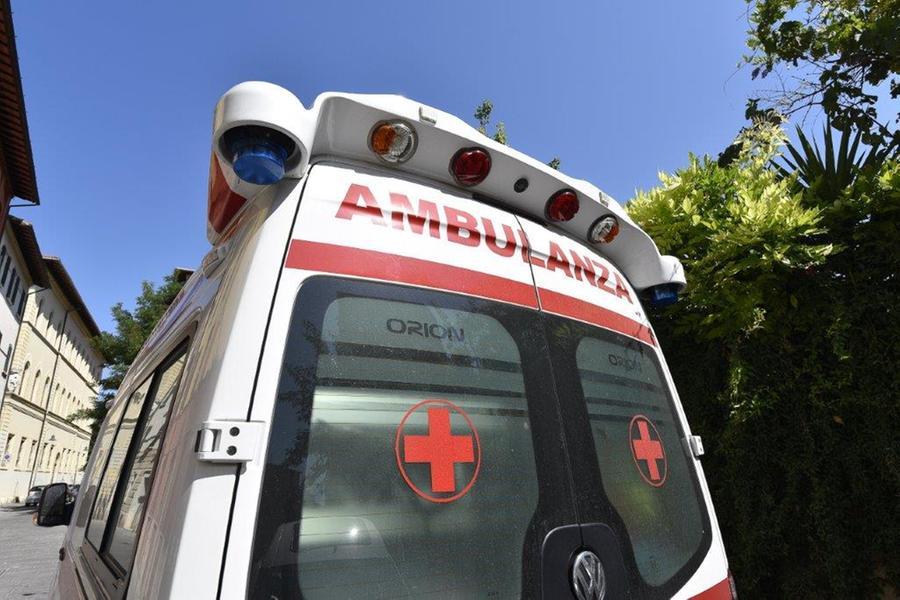 Firenze, accoltellata alla schiena dal suocero: grave una donna di 38 anni