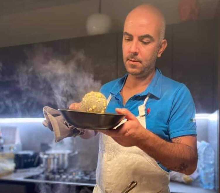Gaio Gianelli al lavoro nella cucina del suo ristorante