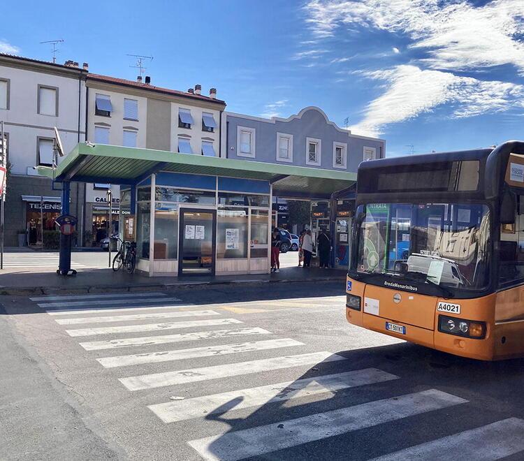 La fermata degli autobus in centro a Cecina (foto di repertorio)
