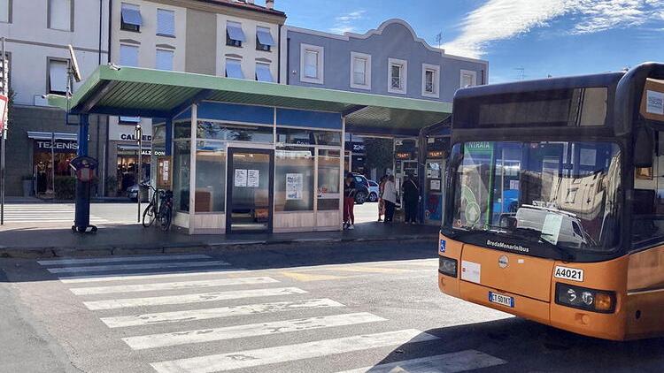 La fermata degli autobus in centro a Cecina (foto di repertorio)