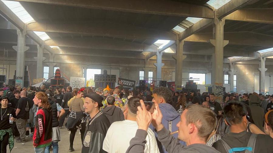 In migliaia da tutta Europa per il maxy Rave party abusivo  a Modena Nord. Il ministro Piantedosi ordina lo sgombero. Circolazione in tilt nell’area