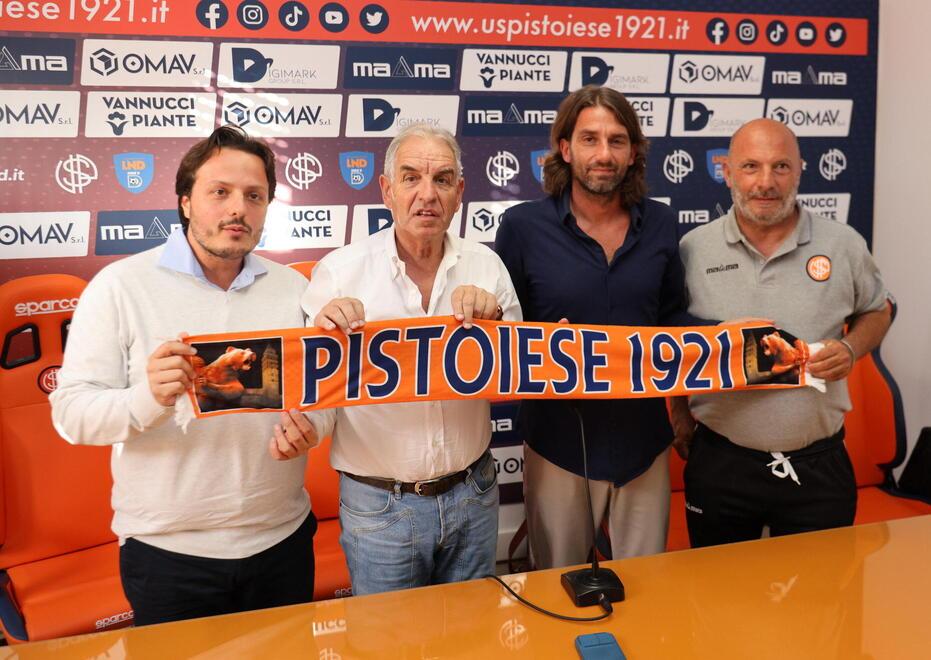 Il neomister della Pistoiese Luigi Consonni in camicia blu, assieme ai volti del club (foto Nucci)