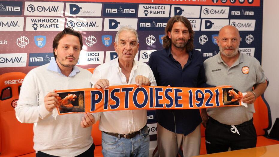 Il neomister della Pistoiese Luigi Consonni in camicia blu, assieme ai volti del club (foto Nucci)