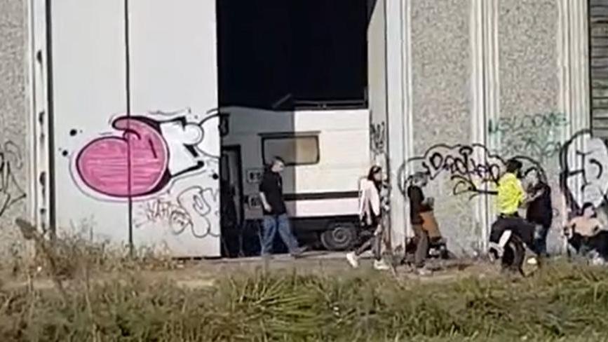 In migliaia al rave party in un capannone a Modena: il ministro Piantedosi ordina di liberare l’area – Il videoracconto