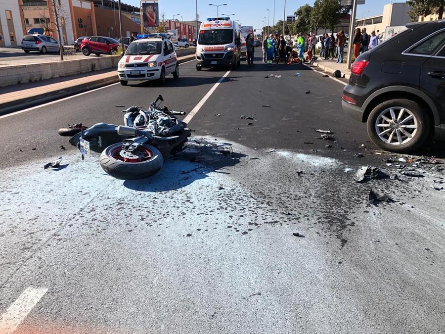 Auto si scontra con una moto: gravi due giovani di 26 e 19 anni