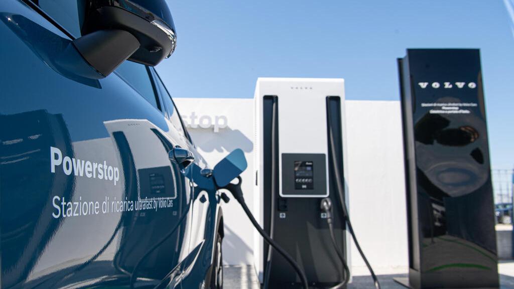 Volvo inaugura nuova colonna ricarica elettrica a Ravenna