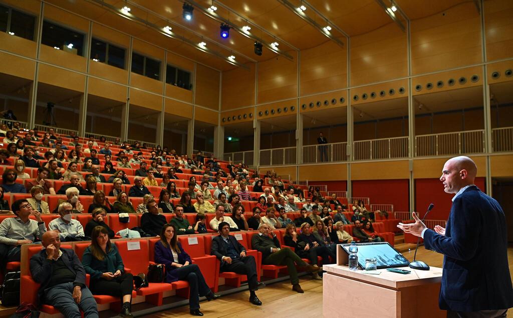 Dario Fabbri racconta per Intesa i primi ministri di Elisabetta