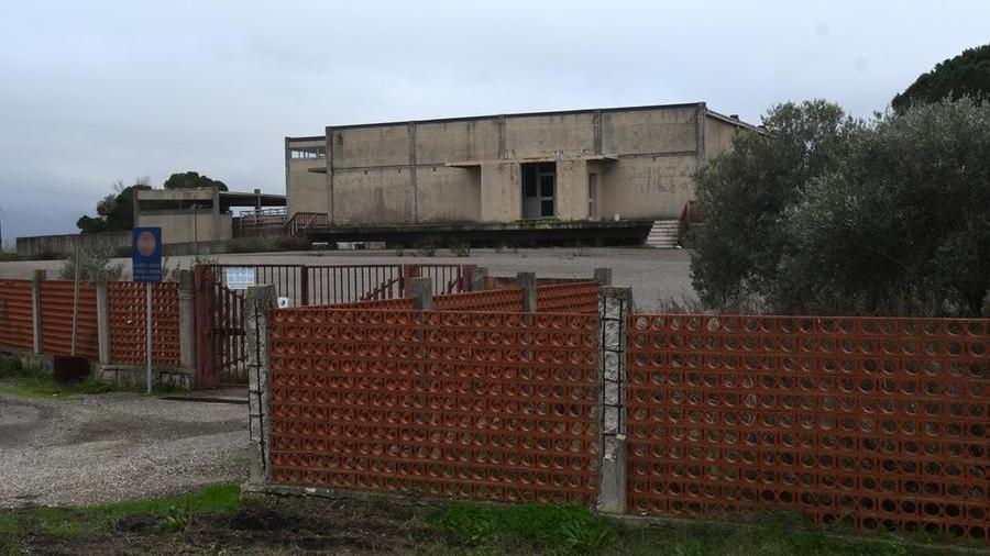 L’ex mattatoio di via Parigi, che dovrebbe diventare il centro servizi del parco lineare e del parco dello stagno di Santa Giusta