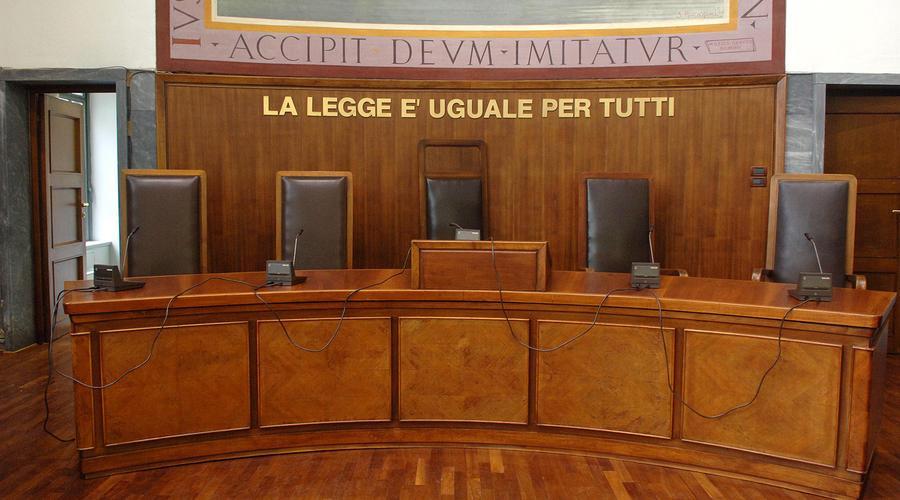Prof boccia il figlio, padre scrive offese sui muri di Arezzo: a processo