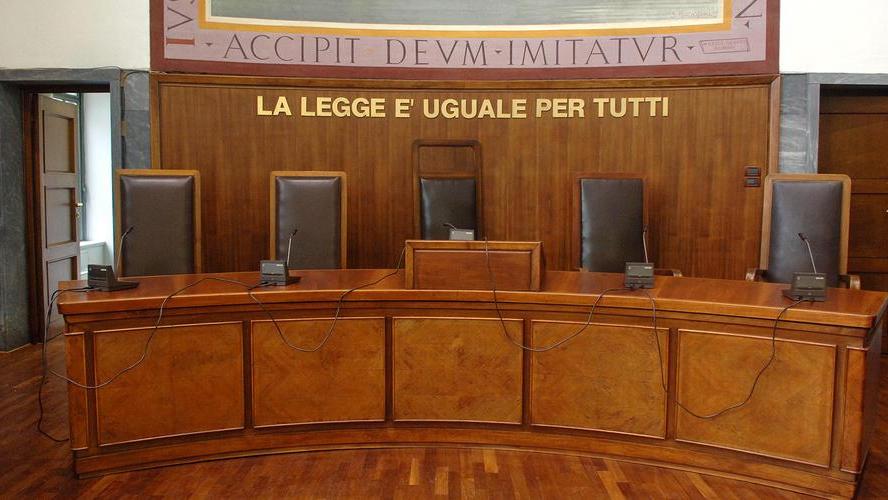 Prof boccia il figlio, padre scrive offese sui muri di Arezzo: a processo