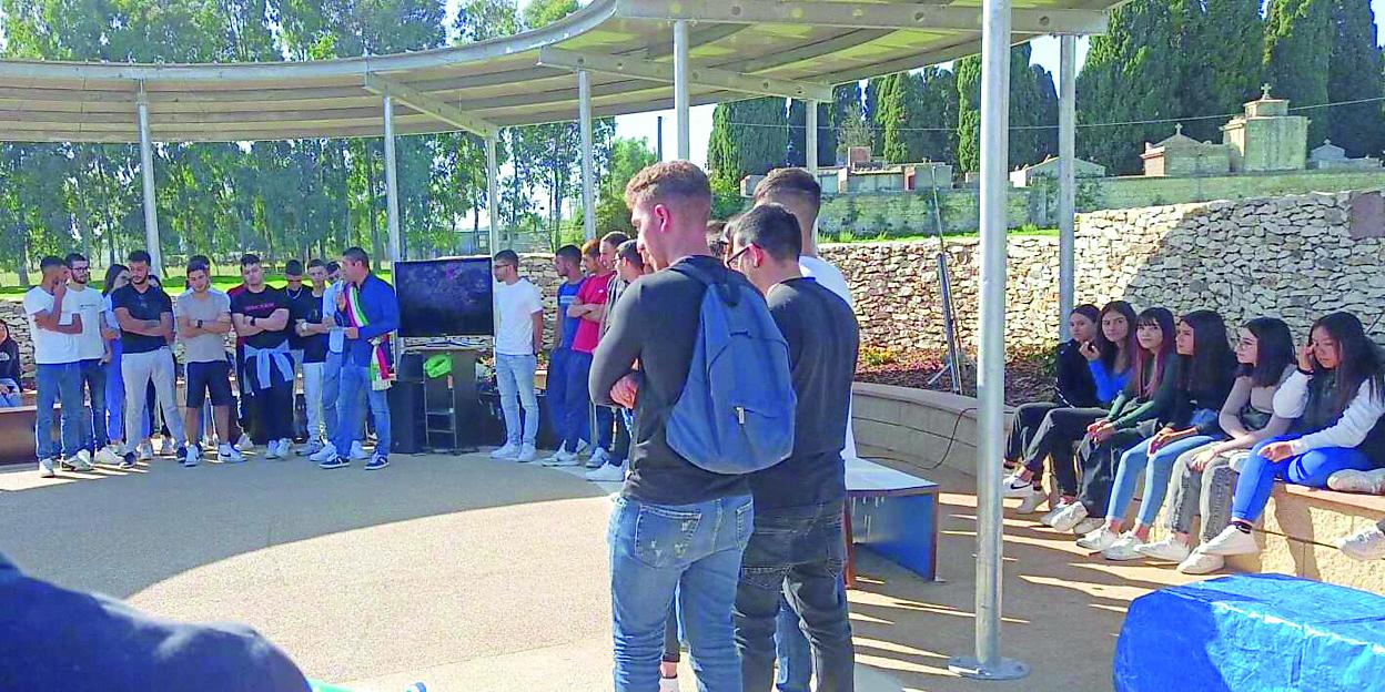 Un momento dell'inaugurazione della pensilina voluta dai fedales 2003 per ricordare Antonio Meloni