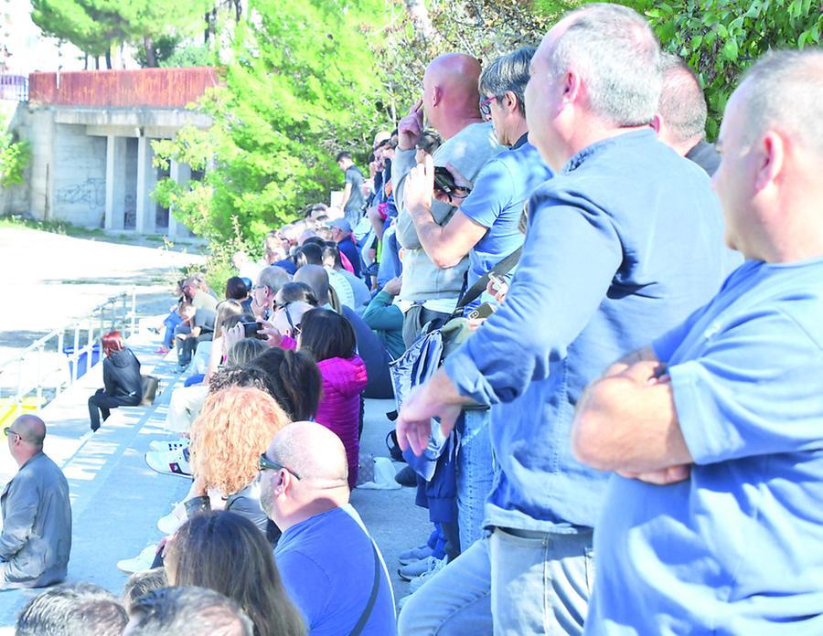 Sassari, il calcio esasperato dei genitori in tribuna