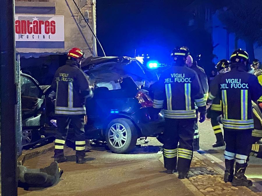 Auto si schianta contro una casa a Gaida: quattro morti