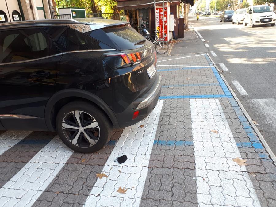 Modena. Ma quali pedoni, in via Giardini sosta a pagamento anche sulle strisce