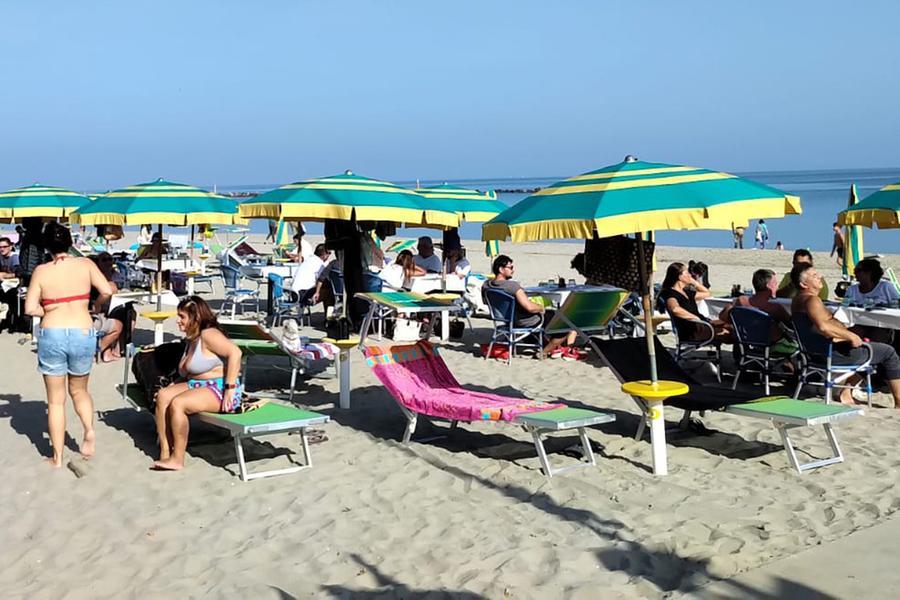 Lidi, estate infinita. Bagni aperti e gente in acqua