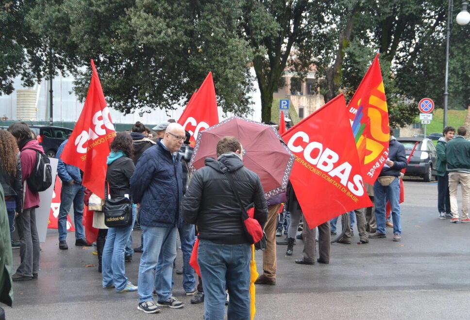 Una protesta di insegnanti aderenti al sindacato Cobas