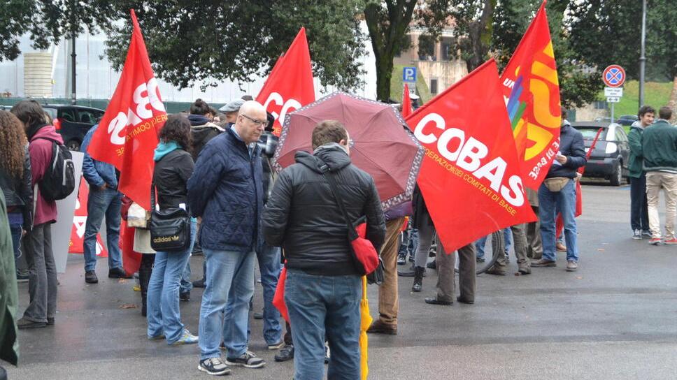 Una protesta di insegnanti aderenti al sindacato Cobas