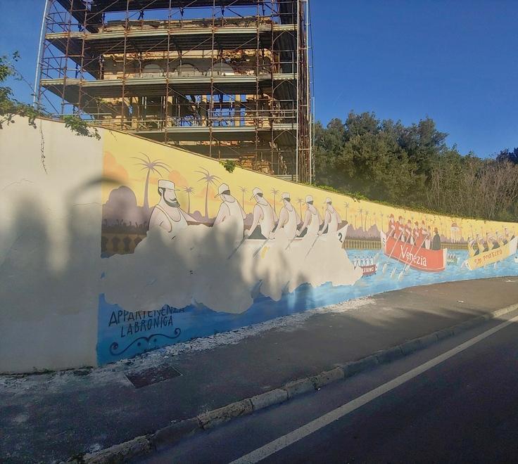 Cede parte dell’intonaco sul murale del Palio Marinaro: «Pronti a restaurarlo» 