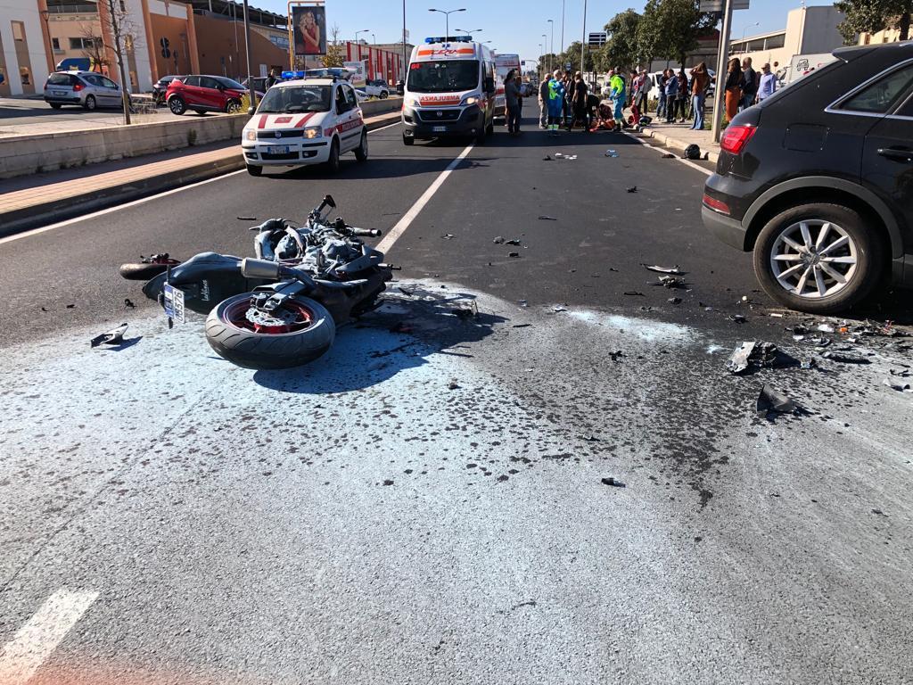 Frontale auto-moto: due feriti