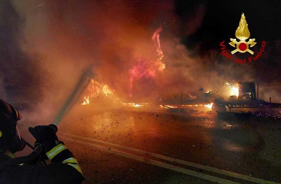 Notte di paura sul viale Italia: camper e roulotte a fuoco