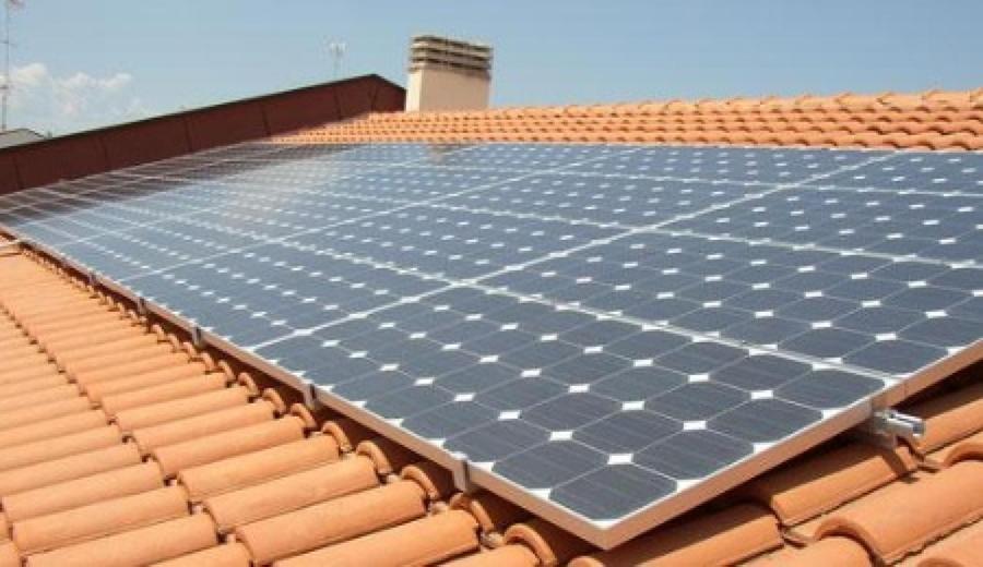 
	Pannelli fotovoltaici sul tetto di una casa

