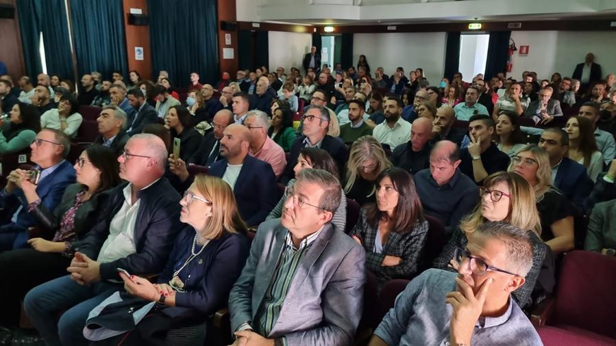 Sala gremita nell'incontro dei sindaci a Nuoro sull'Einstein Telescope <em>(foto Massimo Locci)</em>
