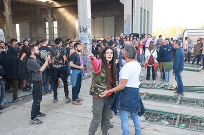 
	Lo sgombero in corso dei partecipanti al Rave Party alle porte di Modena&nbsp; (Foto Luigi Esposito)

