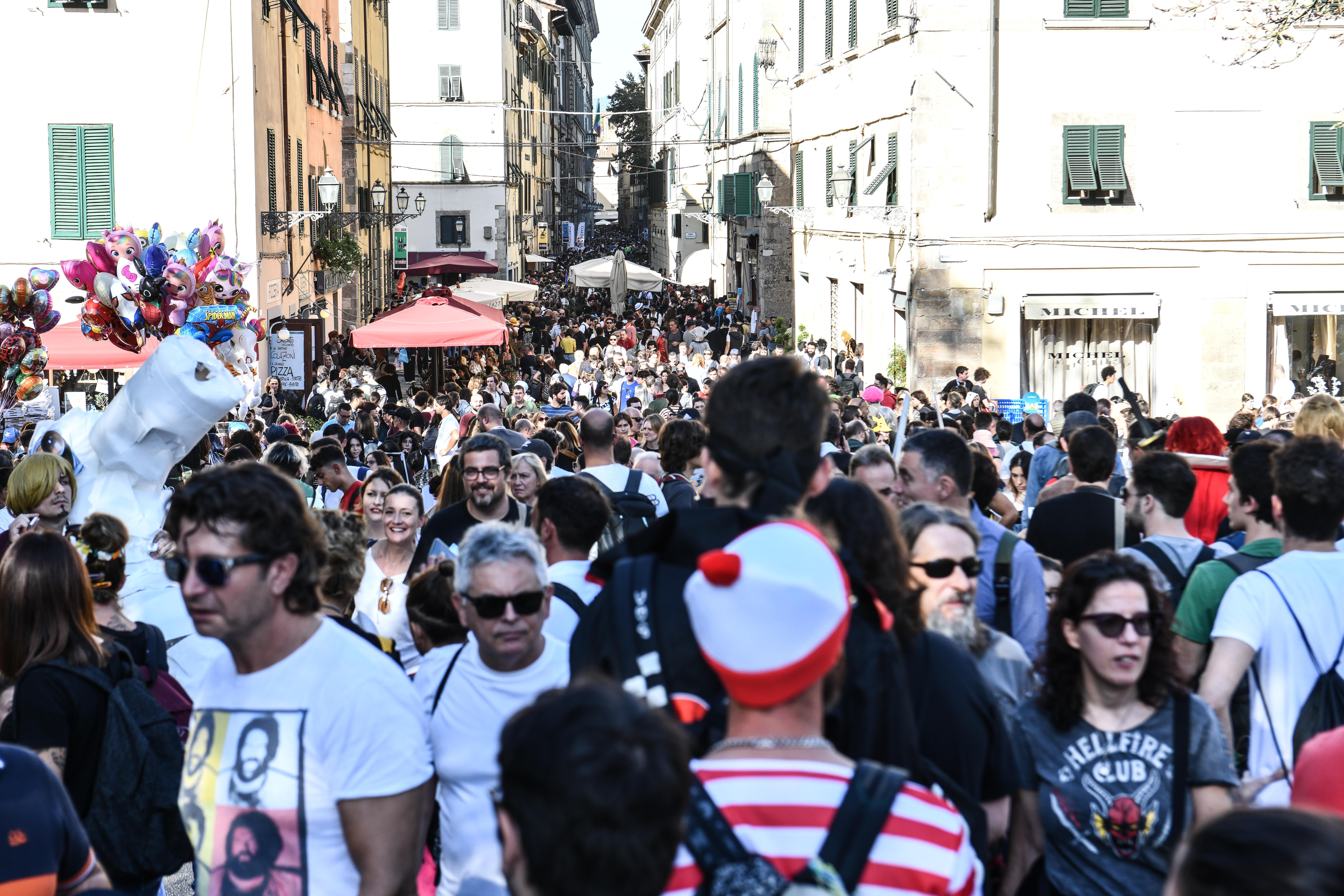 Lucca regge la marea colorata, sequestri nei temporary store 
