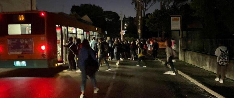 Una fermata dell’autobus al buio a Quarrata