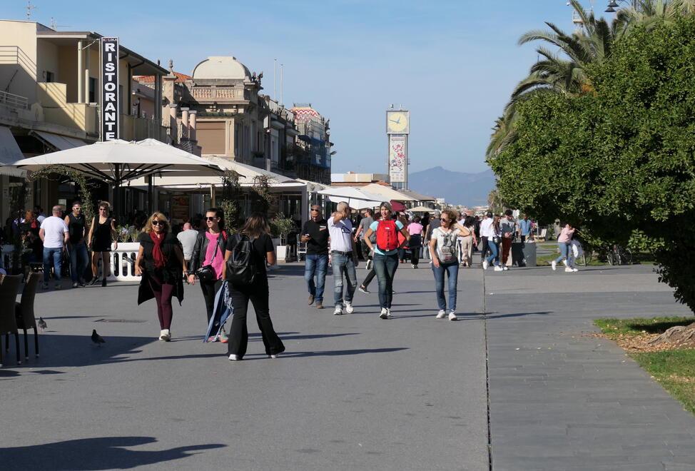 Week-end super affollato di turisti, gli hotel: «Aperti un mese in più»