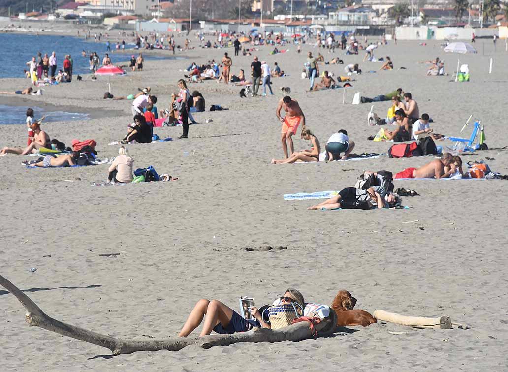 In spiaggia come in piena estate e al mare tornano anche i turisti 
