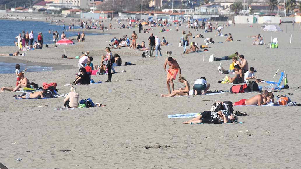 In spiaggia come in piena estate e al mare tornano anche i turisti