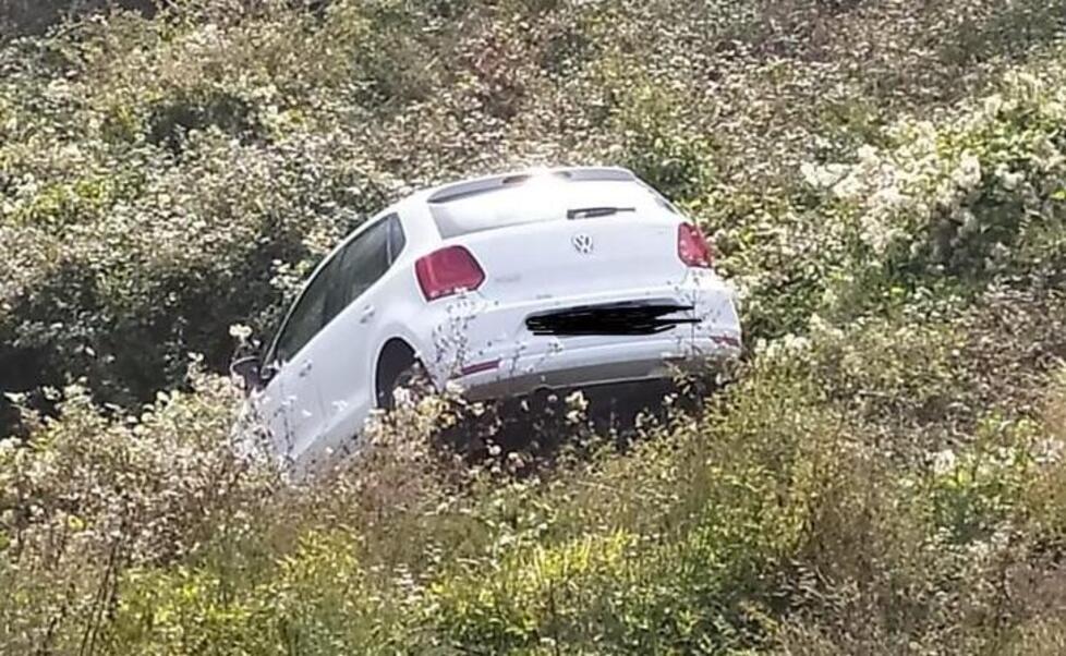 Auto abbandonata giù per la scarpata