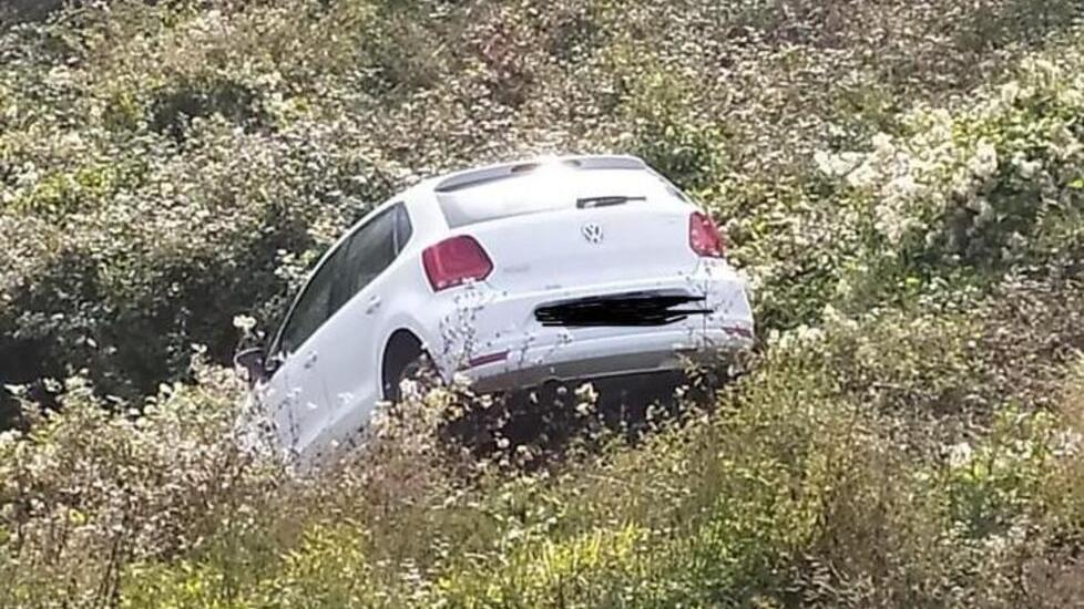 Auto abbandonata giù per la scarpata