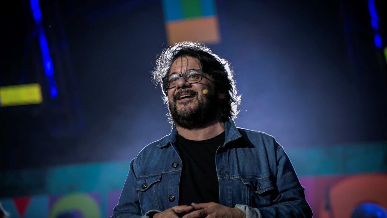 «La politica è noiosa l’umorismo ci salva». L’intervista a Lillo, i mille volti della creatività