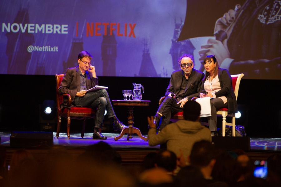 Tim Burton presenta a Lucca la nuova serie Netflix: «Mi identifico in Mercoledì» – Video