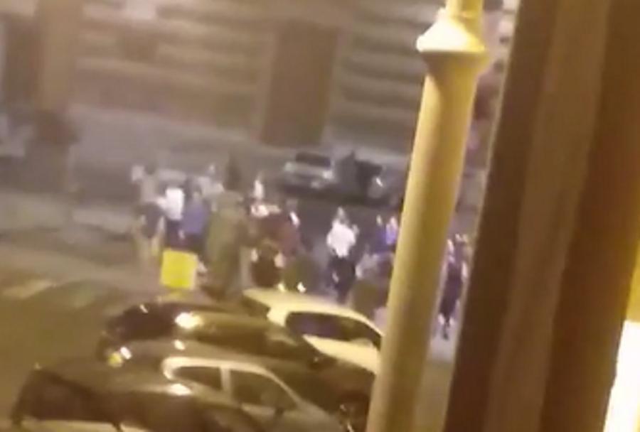 
	Alcune delle persone in strada dopo la bomba carta

