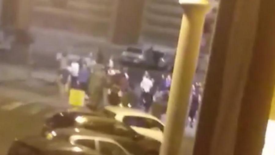 Alcune delle persone in strada dopo la bomba carta