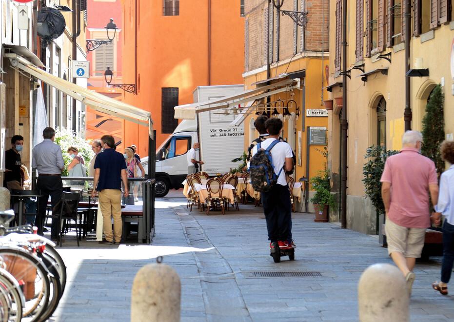 Modena, col monopattino sul marciapiede: investe e schiaffeggia cameriere