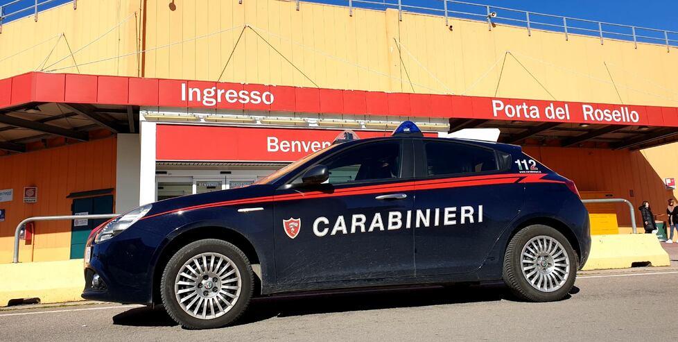 Sparano con una pistola ad aria compressa: paura al centro commerciale a Sassari
