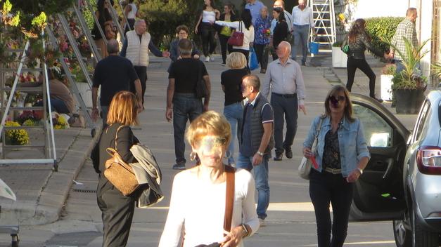 Caro defunto, quanto mi costi: fiori più cari, ma non prezzi pazzi