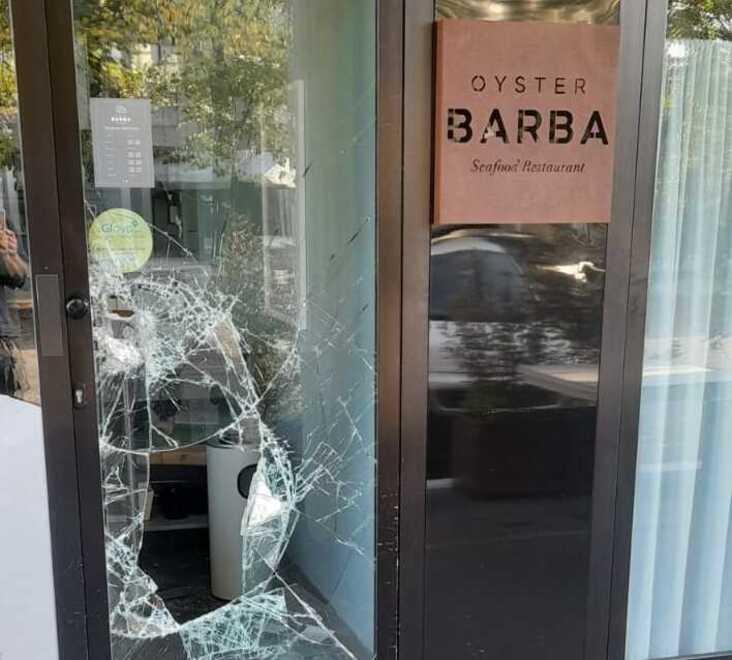 Modena Spaccata al ristorante Oyster Barba: «Rubati soldi e vini» 