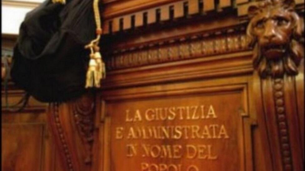 Pisa, 45enne bacia a forza bimba di 10 anni in un bar: beccato dalle telecamere