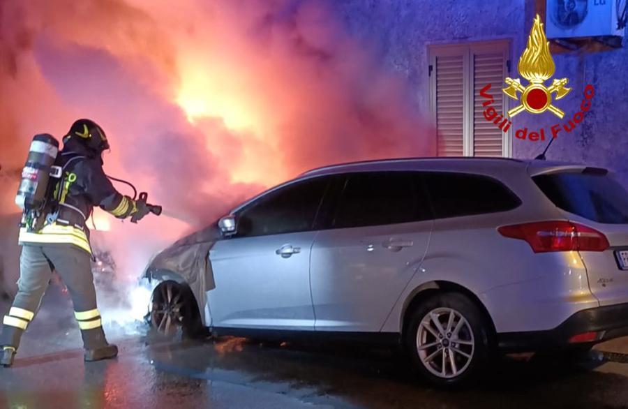 Danno fuoco a un’auto e all’ingresso di una abitazione, paura nella notte a Siniscola