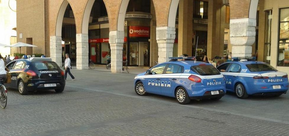 Zuffa in piazza con lancio di biciclette 