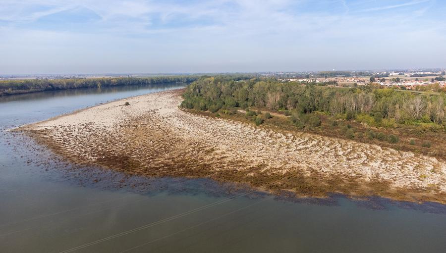 Ferrara, la secca del Po ha cambiato il letto del fiume