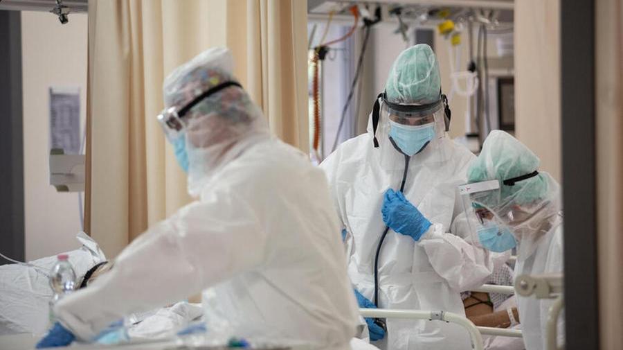 Ferrara, sindacati concordi: «Mascherine in ospedale ok»