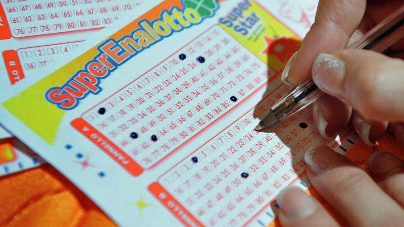 Badante stordisce anziano con psicofarmaci poi gioca i suoi risparmi al Lotto: il caso in Valdera