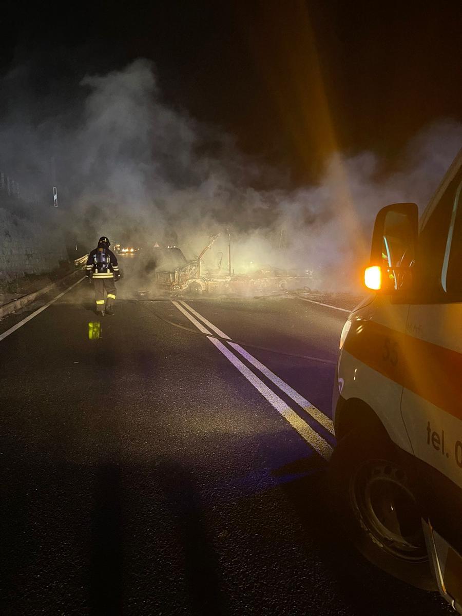 Camper a fuoco sul Romito, muore un cane – video