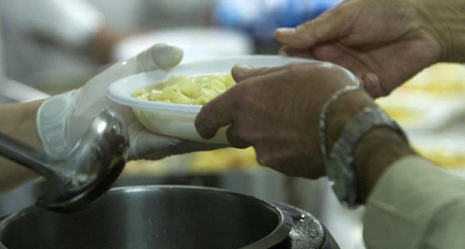 Emergenza povertà: chiede aiuto per il cibo anche chi ha uno stipendio